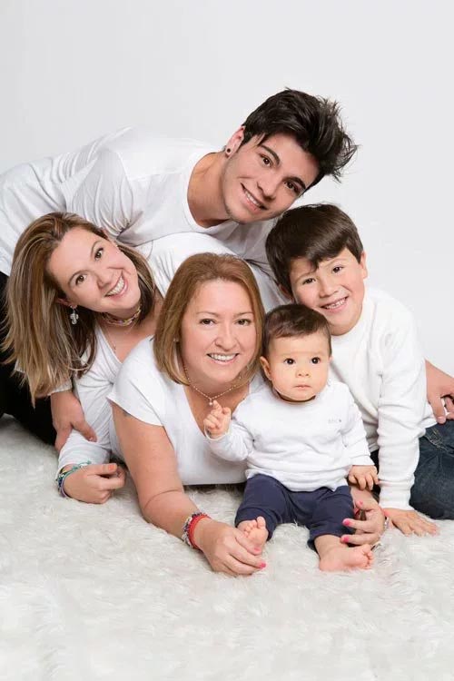 Sebasti&aacute;n Villalobos tiene dos mam&aacute;s