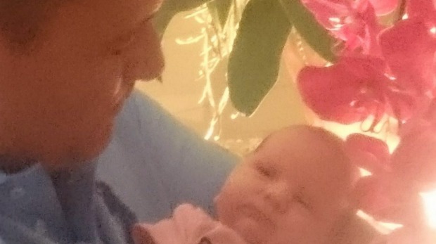 David Beard y su hija Kelly, nacida de una madre de alquiler mexicana.