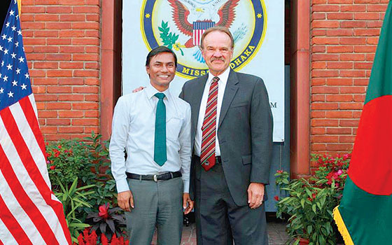 Mannan, izquierda, junto al embajador de EU en Bangladesh.
