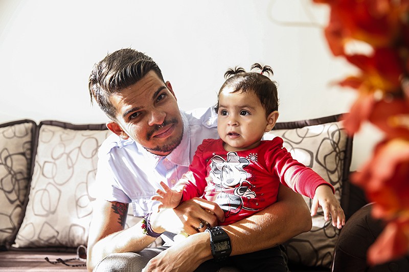 Jeffrey Ulate junto a su sobrina Viviana Vásquez, de 11 meses de edad.