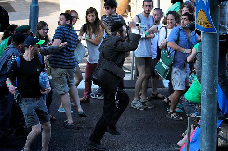 AFP/ Yishai Shlissel (centro), logró ser capturado, tras atacar al grupo de personas que participaba en la marcha.