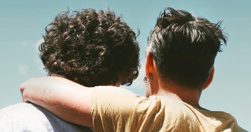 por-un-beso-tomados-del-hombro