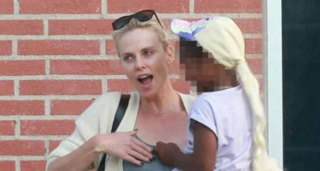 Charlize Theron y su hijo Jackson. / FOTO: pinknews.co.uk