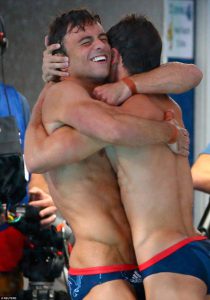 Tom Daley y Daniel Goodfellow se abrazan tras el triunfo