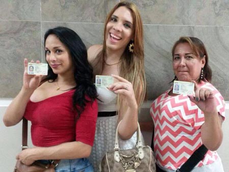 Trans logran la sustituci&oacute;n de sexo por genero en la c&eacute;dula ecuatoriana.
