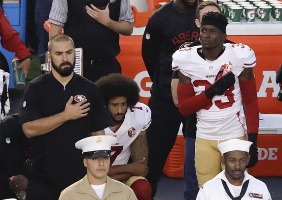 Colin Kaepernick arrodillado antes del partido frente a San Diego Chargers. / FOTO: mundodeportivo.com