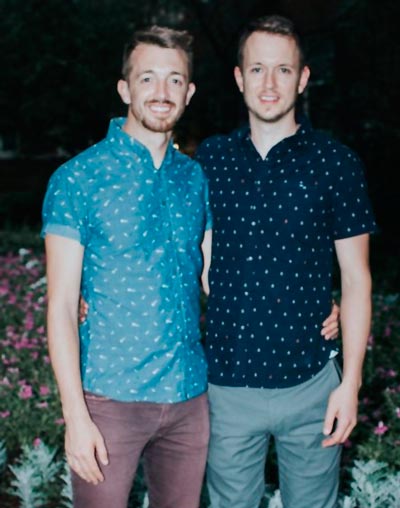 Jake Conrad (izquierda) y Michael Holtzman se conocieron por Grindr, salieron durante un a&ntilde;o antes de finalmente casarse. / FOTO: outsports.com