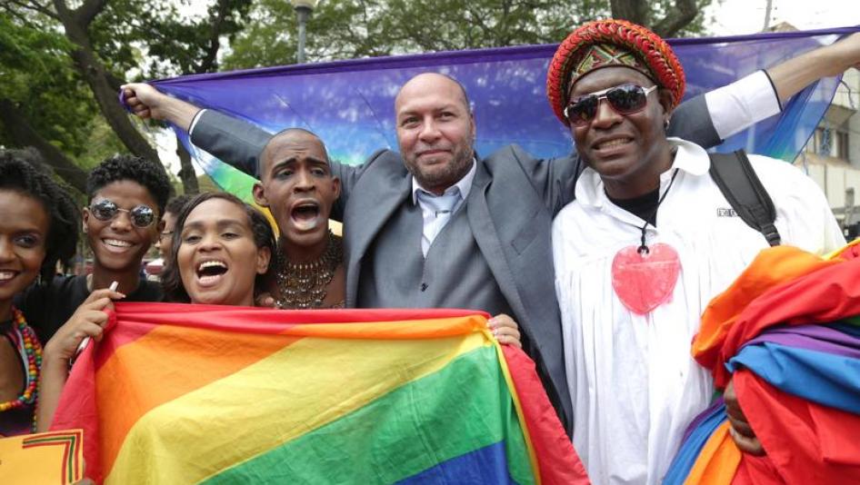 Trinidad y Tobago, Trinidad y Tobago despenaliza las relaciones adultas del mismo sexo, El Poblado en Historias