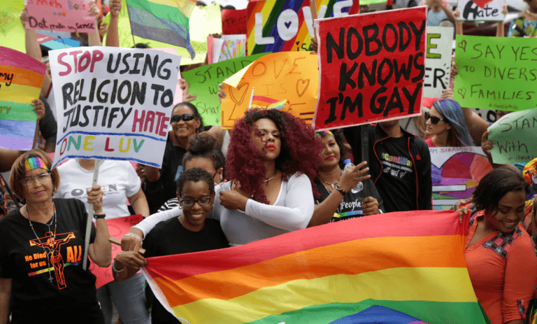 Trinidad y Tobago, Trinidad y Tobago despenaliza las relaciones adultas del mismo sexo, El Poblado en Historias