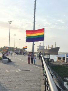 Barranquilla, Barranquilla iza banderas arco&iacute;ris en malec&oacute;n tur&iacute;stico, El Poblado en Historias