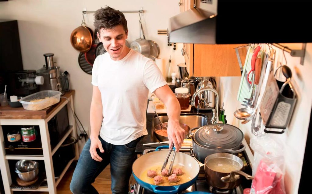 Antoni Porowski, Antoni Porowski de &lsquo;Queer Eye&rsquo; abrir&aacute; restaurante en hist&oacute;rica zona LGBT, El Poblado en Historias