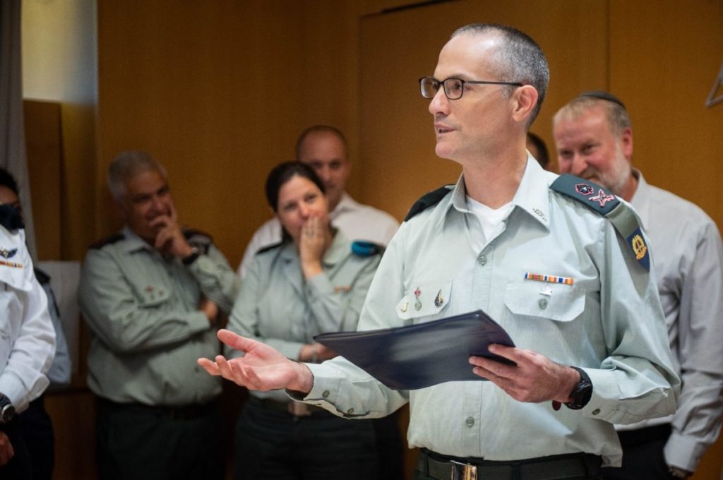 primer general abiertamente gay, El Ejército Israelí nombra el primer general abiertamente gay, El Poblado en Historias
