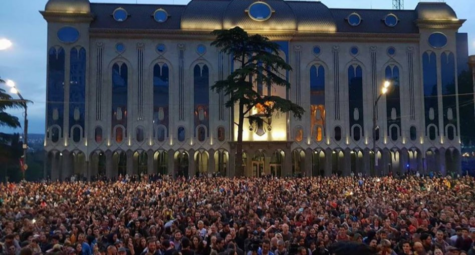 Georgia, Bailar, el acto político que desafió las leyes en Georgia, El Poblado en Historias