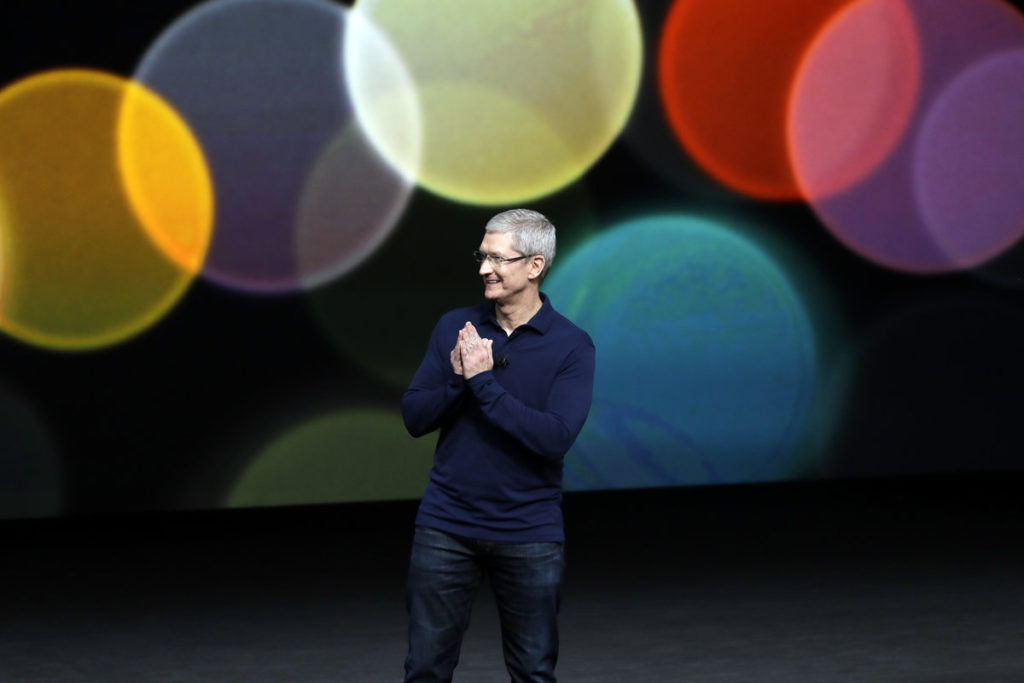 Apple alcanza, Apple alcanza el bill&oacute;n de d&oacute;lares en cabeza de Tim Cook, El Poblado en Historias
