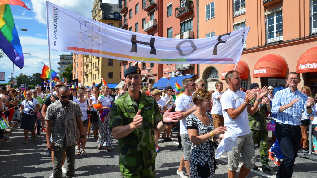 Fuerza Armada, Con camuflaje de arcoíris, la Fuerza Armada sueca celebra el Pride, El Poblado en Historias