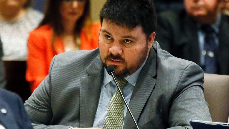 Senador, Senador Republicano anti-LGBTQ es condenado por tráfico sexual infantil, El Poblado en Historias