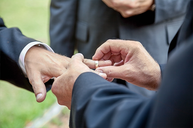 pareja homosexual, Ministro de la iglesia católica despedido por apoyo a pareja homosexual, El Poblado en Historias
