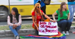 Mujeres protestando por la discriminaci&oacute;n contra la poblaci&oacute;n trans