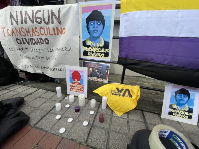 Plantón frente al Ministerio de Educación en respuesta al suicidio de Daniel Montoya. Fotografía tomada de @donatovik en X
