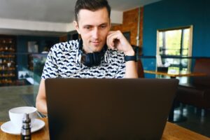 laptop, Los mejores accesorios para mejorar la productividad en tu laptop, El Poblado en Historias
