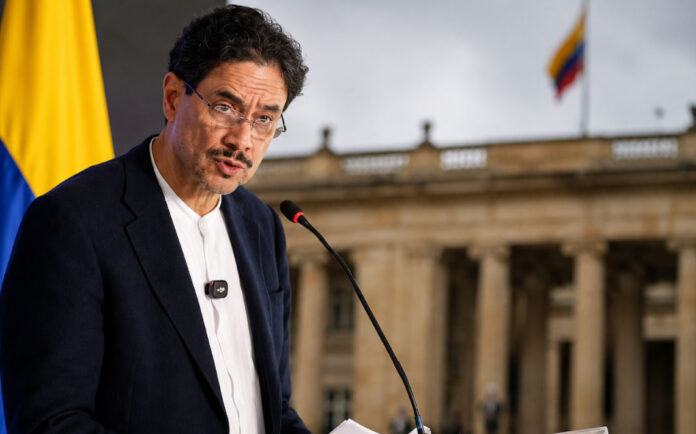 Iván Cepeda durante una declaración pública tras reconocer los resultados de las elecciones presidenciales en Colombia.