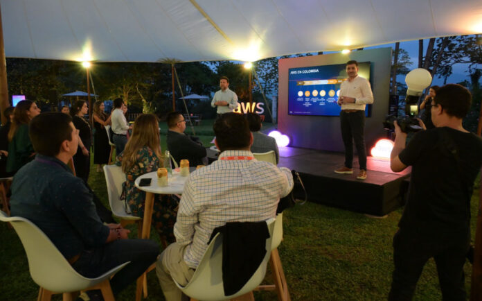 Personas participan en un curso gratuito de Inteligencia Artificial en Medellín con certificación de Amazon Web Services (AWS).