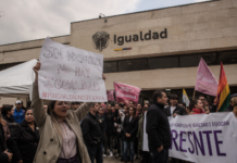Petro liquida MinIgualdad en el mes de la diversidad: el ministerio que prometió cerrar brechas termina en liquidación Trabajadores y ciudadanos se concentran frente al Ministerio de la Igualdad tras el anuncio de su liquidación en Colombia.