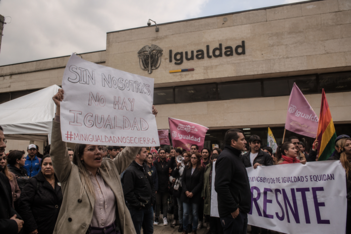 Trabajadores y ciudadanos se concentran frente al Ministerio de la Igualdad tras el anuncio de su liquidación en Colombia.