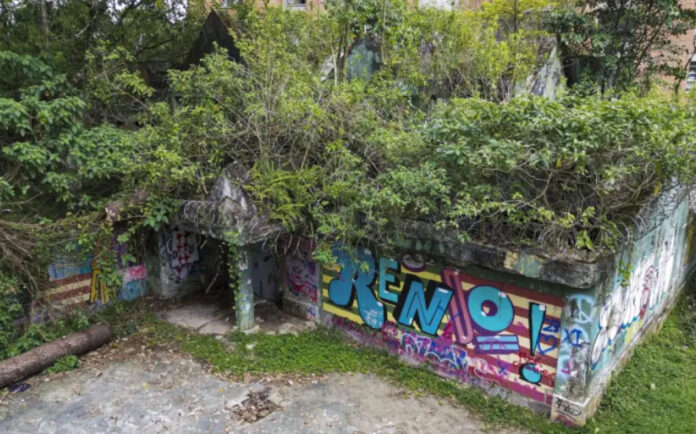 Vista exterior de la casa ubicada en El Poblado que hace parte del proceso de extinción de dominio relacionado con René Higuita.