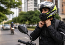 ¿Su casco todavía lo protege? La importancia de usar un casco certificado y en buen estado Motociclista utilizando correctamente un casco certificado y ajustando la correa de seguridad antes de conducir por una vía urbana.