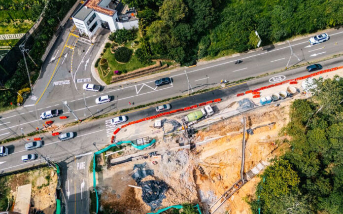 Vista aérea de las obras en la avenida Las Palmas, sector Chuscalito, donde se implementan cambios viales por la intervención de la quebrada La Presidenta.