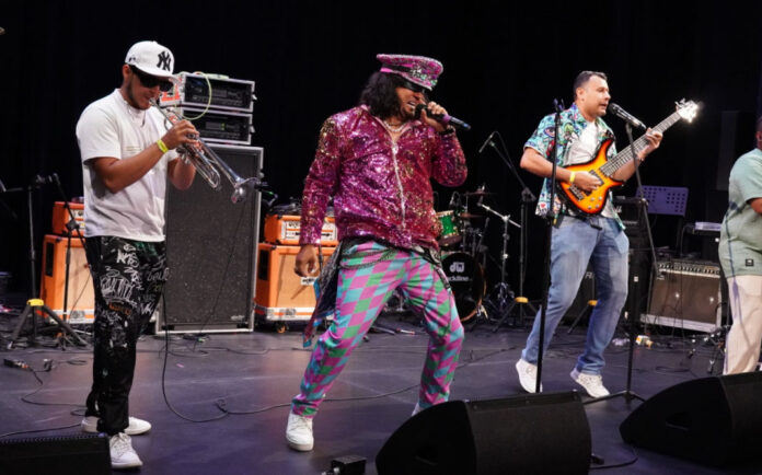 Presentación de una banda durante Ciudad Altavoz 2026 en el teatro al aire libre Carlos Vieco Ortiz de Medellín.