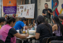 Abren convocatoria para integrar el Banco de Formadores de Formación Artística y Cultural en Medellín Formador de arte orienta un taller de formación artística con participantes en Medellín, imagen representativa de la convocatoria Banco de Formadores 2026.
