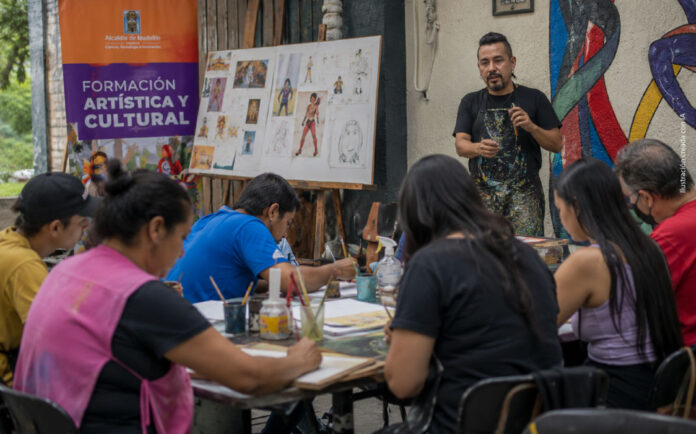 Formador de arte orienta un taller de formación artística con participantes en Medellín, imagen representativa de la convocatoria Banco de Formadores 2026.