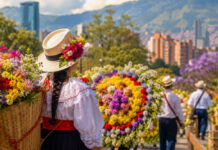 Feria de las Flores 2026: Medellín florece y El Poblado se llena de actividades para disfrutar en comunidad Silletera con un arreglo floral durante la Feria de las Flores 2026 en Medellín, con el paisaje urbano de El Poblado al fondo.