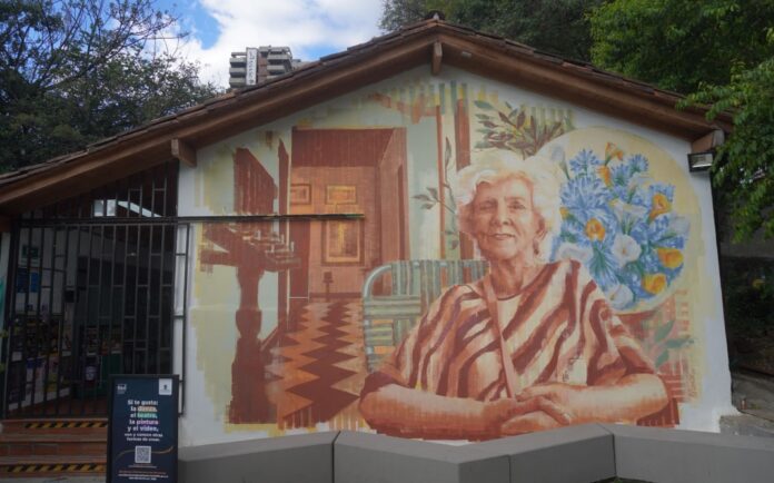 Mural de Cecilia Echeverri en la Casa de la Cultura de El Poblado