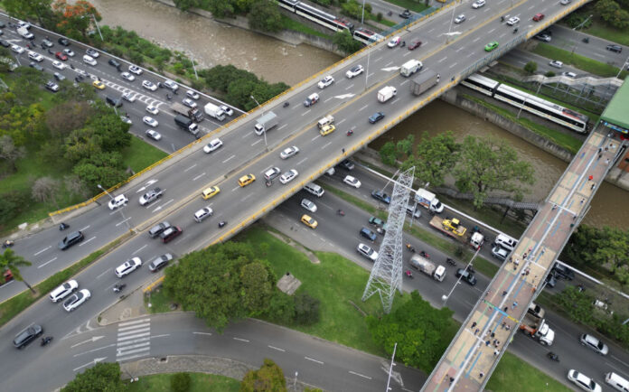 Nuevo Pico y Placa en Medellín para el segundo semestre de 2026 con la nueva rotación de placas para carros y motocicletas desde el 3 de agosto.