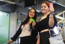 Jóvenes de El Poblado ya pueden postularse al Tiquete Metro Estudiantil: así funciona la nueva convocatoria Dos estudiantes muestran sus tarjetas del Metro durante la convocatoria del Tiquete Metro Estudiantil para beneficiarios de Sapiencia en Medellín.