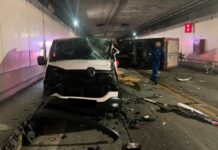 Tras varias horas de atención, este fue el balance del accidente en el Túnel de Oriente Van de transporte de pasajeros con graves daños tras el accidente ocurrido en el Túnel de Oriente, donde también estuvo involucrado un furgón de transporte de alimentos.