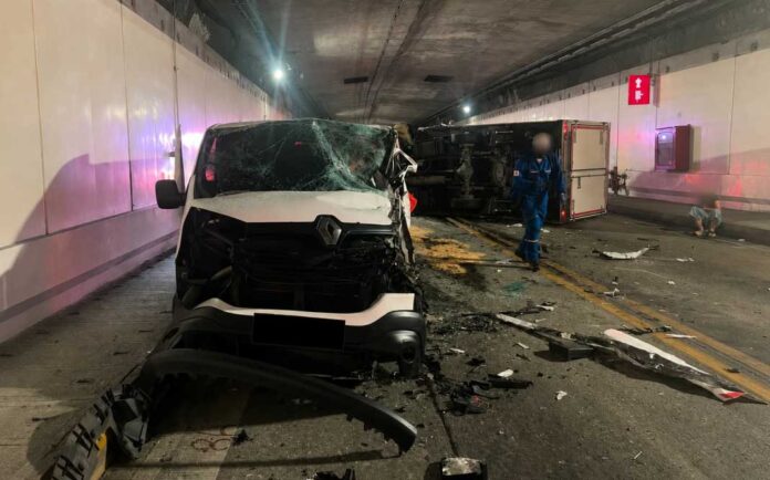 Van de transporte de pasajeros con graves daños tras el accidente ocurrido en el Túnel de Oriente, donde también estuvo involucrado un furgón de transporte de alimentos.