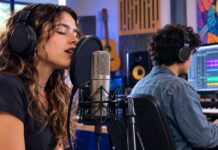 ¿Tienes un proyecto musical o audiovisual? Así puedes acceder a los Estudios Públicos de Grabación de Medellín Joven interpreta una canción en un estudio de grabación profesional mientras un productor musical realiza la mezcla de audio en Medellín.