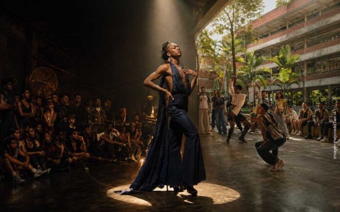 Mujer trans negra conecta una escena de ballroom con estudiantes universitarios que farmean aura.