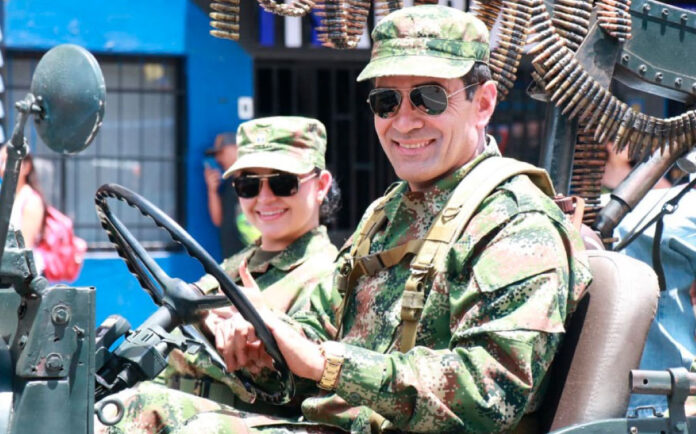 Militares participan en el Desfile de los Héroes 2026, que recorrerá la Avenida El Poblado durante la Feria de las Flores en Medellín.