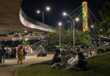 El Poblado en Historias gana Territorios que Inspiran 2026 con un proyecto para la 4 Sur Ilustración realista de una jornada de escucha comunitaria en la 4 Sur para el proyecto Territorios que Inspiran 2026.