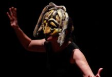 Medellín se llena de teatro: 150 funciones llegan con la Fiesta de las Artes Escénicas 2026 Artista con máscara durante una puesta en escena teatral en Medellín.