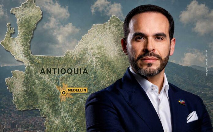 Abelardo de la Espriella junto al mapa de Antioquia con Medellín destacado