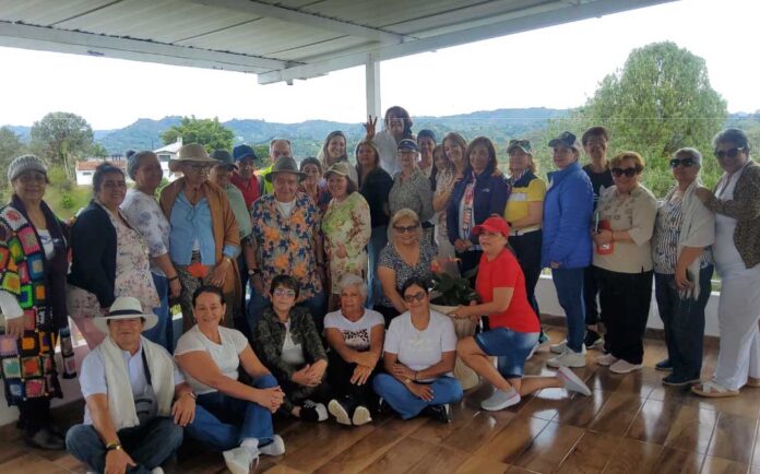 Integrantes de la Mesa Gerontológica de la Comuna 14 y representantes de los Clubes de Vida durante una jornada de integración previa a la celebración del Mes del Adulto Mayor en El Poblado.