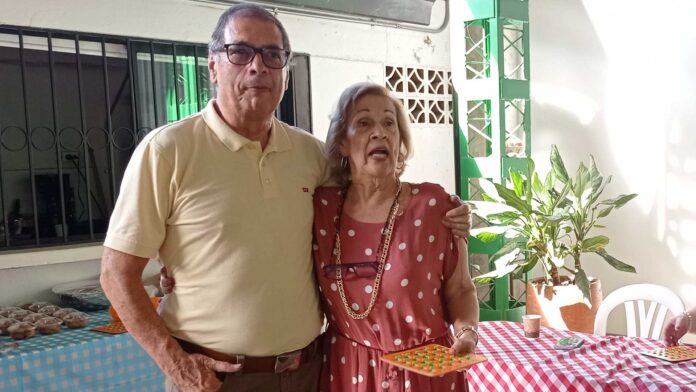 Óscar Domínguez junto a Conchita Vélez durante una actividad de bingo del Club de Vida La Presidenta en El Poblado.