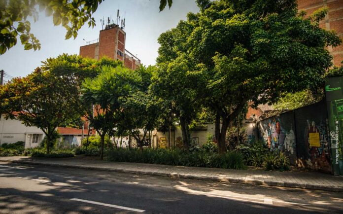 Parque del Silencio en Astorga, espacio verde del barrio El Poblado en Medellín.