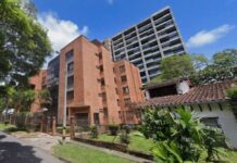 Patio Bonito, un barrio para vivir: la investigación ciudadana que respalda la defensa de la baja mixtura Edificios residenciales y viviendas tradicionales en un sector del barrio Patio Bonito, en la comuna 14 El Poblado de Medellín. Fotografía de referencia tomada de FincaRaíz.com.co.